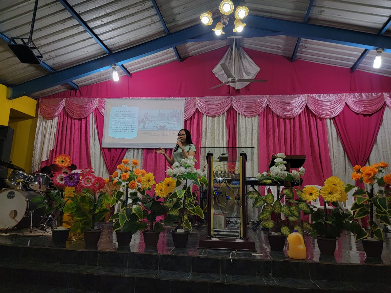 Seed participant Lilibeth Guzmán Macea leads a lesson on Jesus' teaching on ethics and Dirk Willems' compassion for his enemy at Central Mennonite Church of Carchà in Alta Verapaz, Guatemala.